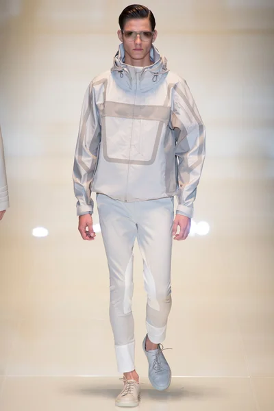 Look 16